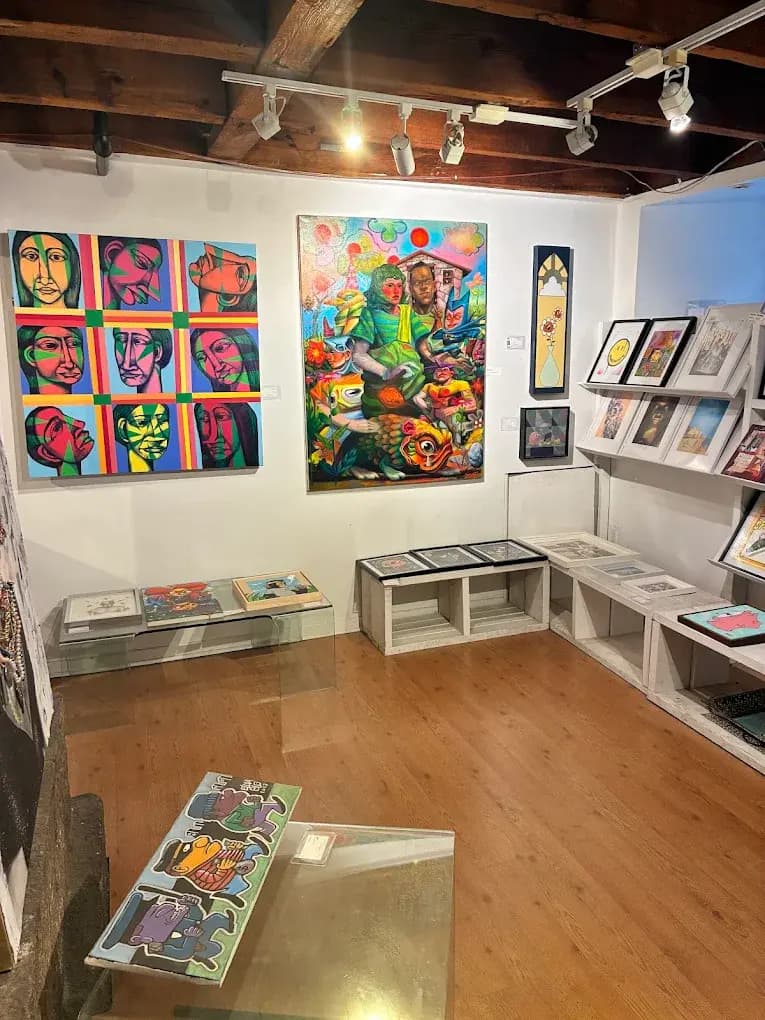 Intérieur de la galerie L'Original sur la rue Saint-Paul